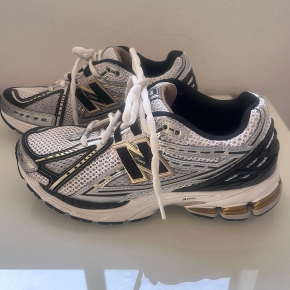 [Like New!] NEW BALANCE 1906R Black / White / Gold Metallic: Sz M5 / W 6.5 - Picture 9 of 14